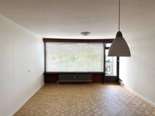 <p><strong>Welkom in dit aangename appartement op het Sporthalplein in Wilrijk. Een appartement waar ruimte, licht en karakter samenkomen – met drie slaapkamers, een heerlijk terras over de volledige lengte en een prachtige authentieke blokjesparket die doorheen het hele appartement voor extra sfeer zorgt.</strong></p><p> </p><p><strong>Binnenkomen en thuiskomen</strong><br />Via de inkomhal kom je het appartement binnen. Hier vinden we meteen een handige vestiarekast, ideaal voor jassen en schoenen. Verder beschikt het appartement over een apart toilet en een aparte berging, handig voor extra opbergruimte.</p><p> </p><p><strong>Ruimte om te leven</strong><br />De leefruimte is aangenaam en lichtrijk en wordt extra sfeervol dankzij de authentieke blokjesparket die in het volledige appartement doorloopt. Een tijdloze vloer die het appartement een warme en karaktervolle uitstraling geeft.</p><p> </p><p><strong>Koken en ontspannen</strong><br />De aparte keuken is praktisch ingericht en vormt een fijne plek om rustig te koken. Ook de badkamer is functioneel voorzien, met een ligbad en aansluiting voor de wasmachine.</p><p> </p><p><strong>Drie slaapkamers</strong><br />Het appartement beschikt over maar liefst drie volwaardige slaapkamers. Ideaal voor een gezin, als thuiskantoor of gewoon voor wie graag wat extra ruimte heeft.</p><p> </p><p><strong>Buitenleven op z'n best</strong><br />Een absolute troef is het terras dat zich over de volledige lengte van het appartement uitstrekt. Een zalige plek om buiten te zitten, te aperitieven of gewoon te genieten van wat extra ruimte en licht.</p><p> </p><p><strong>Extra comfort</strong><br />Voor het gebouw is er een ruime parking voor auto's, wat in een stedelijke omgeving een mooie extra is. In de kelder beschikt het appartement bovendien over een eigen kelderbox.</p><p> </p><p>Kortom: een ruim en karaktervol appartement met drie slaapkamers, een prachtige authentieke parketvloer en een zalig terras, op een centrale locatie in Wilrijk.</p><p> </p><p>Het appartement is beschikbaar vanaf 1 oktober. De gemeenschappelijke kosten bedragen € 200 per maand, inclusief water en verwarming.</p><p> </p><p>Overtuigd? Plan een bezoek in!</p>