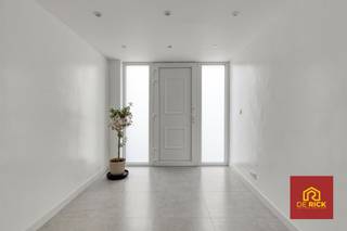 <p>Instapklare bel-etagewoning in Aalst</p><p>Bent u op zoek naar een ruime, moderne en volledig instapklare bel-etagewoning op een rustige, maar toch centrale ligging in Aalst? Dan is deze mooie woning in de Raffelgemstraat 5 zeker een bezoek waard.</p><p>De woning werd recent gerenoveerd en combineert hedendaags wooncomfort met een praktische indeling. Op de woonverdieping geniet u van een aangename en lichtrijke leefruimte, ideaal om gezellig te vertoeven met het gezin of gasten te ontvangen.</p><p>Verder beschikt de woning over 3 slaapkamers, een moderne en praktische badkamer en voldoende ruimte voor wie comfortabel wil wonen met extra mogelijkheden voor bureau, hobbyruimte of dressing.</p><p>Ook technisch zit deze eigendom uitstekend: met een gunstig EPC-label B en een conforme elektrische installatie bent u verzekerd van zorgeloos wooncomfort.</p><p>Buiten biedt de omheinde tuin met terras een fijne plek om te ontspannen. De woning beschikt bovendien over een oprit en garage, wat bij een bel-etagewoning zorgt voor extra praktisch comfort en parkeergelegenheid op eigen terrein.</p><p>De extra troeven van deze woning zijn: goede ligging, instapklaar, gunstig EPC, conform elektriciteit en asbestvrij.</p><p>De vermelde prijs is een richtprijs. Na ontvangst van de biedingen zal de verkoper beslissen of hij/zij de eigendom verkoopt aan het beste bod. De richtprijs is aldus niet bindend voor de verkoper.<br />Voor meer info kunt u ons contacteren op 053/70.23.67 of info@derick.be</p>