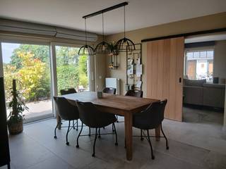 Ligging:<br />De woning situeert zich in een kleine woonwijk dichtbij het centrum van Sint-Gillis-Waas. Je hebt een vlotte verbinding met de E34.<br /> <br />Indeling:<br />Gelijksvloers: Via de inkomhal betreedt u de lichtrijke eetkamer met aansluitend een ruime keuken. De keuken is voorzien van een koelkast, combi-oven, vaatwasser en een inductie kookplaat. Aan de andere kant van de eetkamer bevindt zich een gezellige woonkamer met zicht op de tuin. De raampartijen zorgen voor een natuurlijke lichtinval.<br /> <br />1e verdiep:<br />Er bevinden zich 2 ruime slaapkamers van ca. 13m² en 1 slaapkamer van 16m² met aansluitend een ruimte die kan dienen als dressing. Op dezelfde verdieping is er een aparte wc en douche aanwezig. De badkamer is voorzien van een dubbele lavabo en een ligbad. Alsook is er een ruime zolder aanwezig met uitschuifbare trap.<br /> <br />Tuin:<br />Het huis is omringd met een mooie aangelegde tuin. Het terras is gelegen op het westen. Je geniet hier bij mooi weer de hele dag van de zon.<br />Verder is er ook een tuinhuis (40m²) aanwezig, deze is opgesplitst in twee delen. Een lounch gedeelte om gezellig te vertoeven en een ruimte die kan dienen als opslag voor tuinmeubelen, gereedschap en fietsen.<br /> <br />Technische informatie:<br />Woonoppervlakte: 160m²<br />Grondoppervlakte: 500m²<br />Energielabel: EPC A<br />12 zonnepanelen<br />Berging met aansluiting voor wasmachine en droogkast