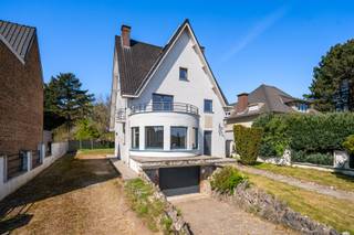 Welcome to this charming and stylish villa, located along the N42 - an excellent location with easy accessibility and a range of amenities within...