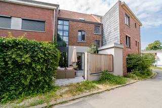 Piekfijn onderhouden en modern ingerichte woning met 4 slaapkamers en 2 badkamers in Wezembeek-OppemDeze woning is zeer goed gelegen: in een zeer...