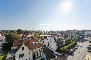 Cet appartement élégamment rénové et entièrement meublé est à vendre dans une petite résidence de l'avenue du Littoral , à proximité de la place Albert, de la plage et des boutiques exclusives. Situé au cinquième étage, l'appartement offre une vue imprenable sur les villas typiques du Zoute.<br /><br />Disposition : <br />Hall d'entrée avec toilettes invités, un salon spacieux et lumineux avec coin salon et salle à manger, ainsi qu'une cuisine haut de gamme Bulthaup, trois chambres à coucher dont une chambre principale avec salle de bains privative, complétée par une salle de douche séparée.<br /><br />Possibilité d'acquérir deux box de garages fermés dans le parking Minigolf à proximité.<br /><br />Contactez nous pour plus d’informations ou pour planifier une visite.