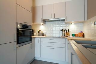 Dit stijlvol en instapklaar appartement ligt perfect gelegen op de verbindingsas tussen Waregem en Kortrijk. Het appartement is voorzien van ingemaakte kasten en is volledig opgeschilderd. <br /><br />INDELING:<br />inkomhal met ingemaakte kasten en apart toilet - leefruimte - ingerichte keuken - terras - slaapkamer met aansluitend badkamer met lavabo en douche - staanplaats<br /><br />ALGEMEEN: <br />- nieuwbouwappartement <br />- volledig geschilderd <br />- autostaanplaats<br />- voorzien van gordijnen <br />- lichtrijk <br /><br />De snelste manier om een bezoek te brengen aan deze woning? Vraag je bezoek aan via de rode knop op onze website (www.dewaele.com) en je wordt gecontacteerd door onze makelaar. Telefonisch kunnen er geen afspraken gemaakt worden. Bij andere vragen kun je ons telefonisch contacteren via 056 605 605.