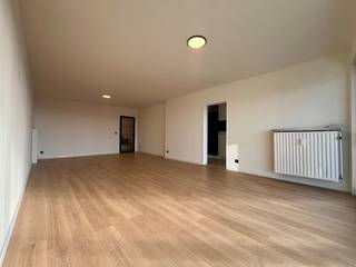 <p>Instapkl. appartement met 3 slpks, EPC A</p><p>Totaal gerenoveerd appartement in het Merode-center te Turnhout te koop .<br />Grote living met panoramisch zicht , ruim zuid gericht terras .<br />3 slaapkamers , 1 Badkamer met bad , apart toilet .<br />Nieuwe keuken , badkamer , toilet , vloeren , electriciteit ( conform en goedgekeurd) , binnendeuren , ramen met HR++ glas ( zonwerend en privacy ) . De volledig nieuwe keuken is compleet uitgerust met Inductie kookplaat , vaatwas , combi oven , ijskast/ diepvries ( A ), dampkap met koolstoffilter , er is tevens een bijkeuken met aansluiting voor wasmachine.<br />Door de totale renovatie en bijkomende isolatie heeft het appartement een epc score A ( 97kwh )</p><p>Het appartement wordt volledig instapklaar en afgewerkt opgeleverd.<br />De bruikbare opervlakte ( volgens EPC ) is 103m / volgens plan 107m en is gelegen op de 5de verdieping .<br />Beveiligde / inbraakwerende stalen voordeur .<br />Overal LED verlichting en volledig geschilderd.<br />Nieuwste generatie Aluminium raamkozijnen ( draai / kipramen ) met HR++ glas (2x 6mm / geluid en zonwerend)<br />Electriciteit volledig vernieuwd (zekeringskast , zekeringen) , schakelaars en stopcontacten van Niko .<br />Grote garagebox op -2 ( 3,11mX7m ), verplicht bij aan te kopen aan 25000€ .<br />EPC certificaat : Label A ( 12/08/2026 )<br />Keuring electriciteit: Conform zonder opmerkingen .<br />Asbest attest : in aanvraag ( er is geen asbest te vinden / mogelijke asbest houdende stopverf rond oude ramen is verwijderd )<br />Bouwjaar 1977 , verbouwing 2026<br />Dak , gevels , terrassen gebouw zijn recent vernieuwd en conform . Geen voorziene grote kosten iv Vme .<br />Onafhankelijk schattingsverslag beschikbaar .</p><p>Bezichtigingen alleen op afspraak .</p>