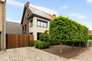 Luxe dorpswoning Zoersel: 4 slpks, A-label, 280m²<br /><br />Gelegen in het centrum van Sint Antonius Zoersel bevindt zich deze stijlvol en kwalitatief gerenoveerde woning op een perceel van ca. 855 m² met een totale bewoonbare oppervlakte van ca. 280 m².<br /><br />Indeling gelijkvloers<br />Via de inkomhal met smeedijzeren deur betreedt u de lichtrijke leefruimte met eetkamer, salon met houtkachel en een ruime open leefkeuken. De keuken is volledig uitgerust met hoogwaardige toestellen en een natuurstenen werkblad, aangevuld met een gezellige ontbijttafel.<br />Aansluitend aan de keuken bevindt zich een recente aanbouw met een volwaardige kantoorruimte, ideaal voor thuiswerk of een vrij beroep, met een aparte ingang.<br /><br />Verder is er een praktische bijkeuken met aansluiting voor wasmachine en droogkast, ingemaakte kasten en toegang naar buiten. Gastentoilet en kelder aanwezig.<br /><br />Eerste verdieping<br />Op de eerste verdieping bevinden zich in totaal drie slaapkamers. Twee slaapkamers maken deel uit van de oorspronkelijke woning. De derde slaapkamer betreft de master bedroom in de aanbouw, die rechtstreeks aansluit op een luxueus afgewerkte badkamer.<br />Deze badkamer is voorzien van grote smeedijzeren raampartijen met een prachtig groen uitzicht en geeft toegang tot een aangelegd terras.<br />Op deze verdieping is tevens een tweede badkamer aanwezig, uitgerust met inloopdouche, lavabomeubel en toilet.<br /><br />Tweede verdieping<br />De tweede verdieping werd ingericht als een ruime slaapkamer onder het dak, met veel lichtinval en ingemaakte kasten.<br /><br />Tuin en buitenruimte<br />De zuidwest georiënteerde tuin met ruim terras biedt maximale zon en privacy. Het verwarmde zwembad (3m x 8m x 1,60m) werkt op warmtepomp en wordt biologisch gezuiverd.<br /><br />Bijgebouw achteraan de tuin<br />Achteraan bevindt zich een afzonderlijk bijgebouw dat tal van mogelijkheden biedt: garage, kantoor, praktijkruimte of hobbyruimte. Dit gebouw is losstaand van de woning en vormt een extra troef voor wie ruimte en flexibiliteit zoekt.