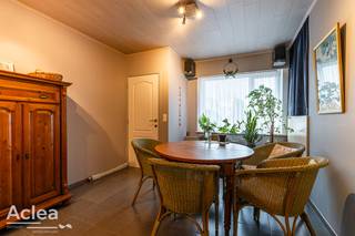 <p>Deze woning geniet een bijzonder goede locatie in Eeklo vlakbij scholen, het Sportpark én het Heldenpark. Met een bewoonbare oppervlakte van 133 vierkante meter en een perceel van 174 vierkante meter, biedt deze gesloten eengezinswoning een perfecte combinatie van van slim gebruik van ruimtes en een goede indeling. De woning is gerenoveerd in 2013, waardoor de woning in zeer goede staat verkeert.<br /><br />Indeling als volgt:<br />- inkom<br />- eetplaats<br />- zithoek<br />- ingerichte keuken <br />- badkamer met ligbad, badkamermeubel en toilet<br />- aangename stadskoer<br />- afgesloten garagebox met directe toegang<br />- 2 slaapkamers 1e verdiep<br />- ruime slaapkamer in het dakverdiep met dressing <br />- berging<br />- zolder<br /><br />De woning is op heden verhuurd via een klassieke huurovereenkomst.<br /><br /> </p>
<p>Mis deze kans niet om deze instapklare woning te bezichtigen! <br />Neem contact met ons op voor een afspraak en ontdek zelf de mogelijkheden die deze woning te bieden heeft.<br />vastgoed@aclea.be - 09/377 31 77</p>