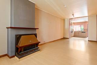 <p>Interesse in deze charmante woning? Bekijk de virtuele toer en maak via Livitas.be ONLINE je afspraak.<br />Deze buurt is waarschijnlijk één van de mooiste en rustigste van heel Merksem, met zijn groene straten en de toffe buren.<br />Het gelijkvloers is voorzien van een laminaat parket en geeft uit op de open keuken met de nodige toestellen.<br />De tuin van 95m2 is misschien wel de grootste troef want deze tuin is één van de grootste tuinen van de straat waar je gezellig kan vertoeven.<br />Via de trap komen we op de eerste verdieping dewelke is ingericht met een badkamer met ligbad en 2 slaapkamers mits het terug plaatsen van een scheidingsmuur.<br />Op de tweede verdieping bevinden zich de derde en vierde slaapkamer.<br />De woning dient goed opgefrist te worden zodat het terug de allure krijgt van toen.<br />Chique, stijlvol, charmant en uitnodigend.<br />Dit pand is onderhevig aan de renovatieverplichting die door de Vlaamse overheid wordt opgelegd vanaf 1/1/2023.<br />Maak ONLINE je afspraak via Livitas.be</p>