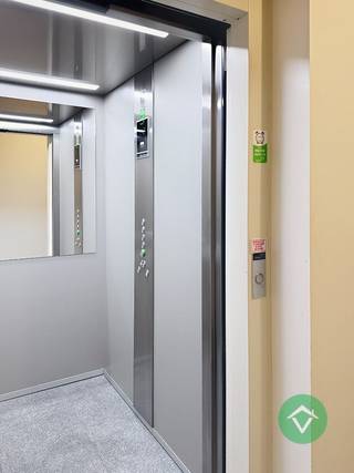 Dit instapklaar appartement in het centrum van Torhout is gelegen in een modern gebouw dat in 2015 is gebouwd. Het appartement beschikt over 2 slaapkamers en heeft een bewoonbare oppervlakte van 100 m². <br /><br />Het appartement is voorzien van alle nodige comfort en heeft een lichte en zéér ruime woonkamer met aansluitend een groot zonneterras, een open keuken met moderne toestellen met daarnaast een praktische berging, een badkamer met douche en toilet, en een apart toilet in de inkomhal. <br /><br />De slaapkamers zijn ruim en bieden voldoende plaats voor een tweepersoonsbed en kasten. <br /><br />Voor wie op zoek is naar een comfortabel en modern appartement in Torhout, is dit zeker een interessante optie. Met zijn twee slaapkamers en ruime oppervlakte is het ideaal voor een klein gezin of een koppel dat graag wat extra ruimte heeft.<br /><br />Troeven van dit appartement:<br /><br />- afgewerkt met kwalitatieve materialen zoals parketvloer in de living<br />- energiezuinig<br />- ruim appartement<br />- goede ligging <br /><br />Er is ook een mogelijkheid om een garage bij aan te kopen aan 29 000 €<br /><br />STARTPRIJS, Elk bod boven deze startprijs wordt voorgelegd aan de eigenaars, die al dan niet kunnen akkoord gaan met deze bieding.