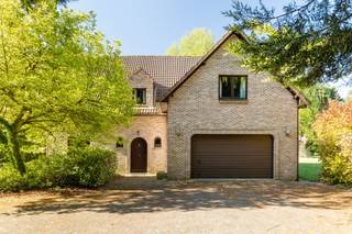 Karaktervolle woning op een perceel van maar liefst 8.347m², gelegen in Sint-Job-in-’t-Goor, met een vergund bijgebouw van ca. 250m².Via een indrukwekkende oprijlaan bereikt u dit prachtige domein, waar rust, ruimte en privacy centraal staan. Het goed is volledig omgeven door groen en biedt een unieke woonbeleving op wandelafstand van winkels, horeca, scholen en belangrijke verbindingswegen.De woning, gebouwd in 1994, heeft een bewoonbare oppervlakte van ca. 330m². Op het gelijkvloers is een lichtrijke leefruimte, een uitgeruste keuken, een praktische wasruimte, een gastentoilet, een aangename veranda met zicht op de tuin en een inpandige garage voor twee wagens.Op de eerste verdieping zijn vier grote slaapkamers, een badkamer en een apart toilet.De tweede verdieping is een ruime zolder die kan ingericht worden met extra slaapkamers, hobbyruimte of speelkamer.Een absolute meerwaarde is het vergunde bijgebouw van ca. 250m², dat reeds uitgerust is met een keuken en badkamer. Dit biedt tal van mogelijkheden zoals een magazijn, kantoorruimte, praktijk aan huis, fitnessruimte, gastenverblijf, zorgwoning of co-housing.Bijzonderheden:- Riant perceel van 8.347m² omgeven door groen- Gunstig EPC (B)- Bewoonbare oppervlakte van 330m²- Bijgebouw van ca. 250m²- Zonnepanelen aanwezig (5.355 Wp)- Zolder met potentieel voor extra slaapkamers- KelderVoor meer informatie of een bezichtiging kunt u contact opnemen met de dossierverantwoordelijke.Bestuursmaatregelen in het maatregelenregister: nee