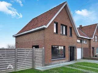 Via de inkomhal betreedt u de lichtrijke en ruime leefruimte met gezellige zit- en eethoek. Aansluitend bevindt zich de halfopen,...