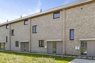 ENERGIEZUINIGE WONING MET 2 SLKS + TUIN In de Eendrachtstraat te Wervik treffen wij ter hoogte van huisnummer 15 deze gesloten bebouwing aan. Wij...