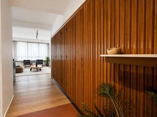 Dit gemeubeld appartement geniet van een uiterst centrale ligging in de kern van het historisch centrum en als het ware in de tuin van ‘Antwerpens Mooiste’.<br /><br />Pal in het authentieke en pittoreske hart van Antwerpen. Tal van gezellige bars, lekkere restaurants, shoppingcentra en trendy winkels alsook tal van andere ‘hotspots’ vindt u in de onmiddellijke omgeving en zijn vlot te voet bereikbaar. De voornaamste metrolijnen liggen eveneens op wandelafstand.<br /><br />Doorheen het appartement ligt een mooie massieve parketvloer.<br /><br />De leefruimte is open en licht met aansluitend de open keuken met kookeiland. Deze is spiksplinternieuw en volledig geïnstalleerd met moderne toestellen en voorzien van dubbele spoelbak, vaatwasser, koelkast met vriesvak, combi-oven en inductiekookplaat met ingebouwde afzuiging.<br /><br />Ruime masterbedroom met dressingwand. Luxueuze en suite badkamer met ruime inloopdouche en dubbel lavabomeubel, dit alles in een klassevolle marmerlook.<br /><br />De tweede slaapkamer heeft eveneens een kastenwand waarin een lavabomeubel netjes is weg gewerkt met aansluitend een inloopdouche. Deze ruimte kan ook gebruikt worden als apart bureau.<br />Aparte berging met was- droogautomaat.<br /><br />Gemeenschappelijke lasten: 100 Euro.<br />De nutsvoorzieningen (gas, water en elektriciteit) zijn privatief op te nemen. <br /><br />Onmiddellijk beschikbaar.