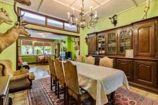 Bent u op zoek naar een woning met potentieel én commerciële mogelijkheden? Dan is deze eigendom in Hofstade zeker een bezoek waard!
Op een perceel van 5a 39ca bevindt zich deze ruime woning die u volledig naar eigen smaak en wensen kunt moderniseren. Met maar liefst vier slaapkamers en een nog in te richten zolderruimte biedt de woning tal van mogelijkheden voor gezinnen of wie extra ruimte wenst voor een bureau, hobbykamer of bijkomende slaapkamers.
Een absolute troef is de aanpalende handelsruimte, die momenteel verhuurd wordt als frituur. Dankzij de ligging langs een drukke steenweg geniet deze handelszaak van een uitstekende zichtbaarheid en commerciële opportuniteiten. Dit maakt de eigendom bijzonder interessant voor wie wonen en investeren wil combineren.
De gunstige ligging in Hofstade, de ruime indeling en de combinatie van een woonhuis met een verhuurde handelsruimte maken van deze eigendom een interessante opportuniteit voor zowel particulieren als investeerders. Interesse in deze veelzijdige eigendom? Neem voor meer informatie contact op via louis@immoaccenta.be.