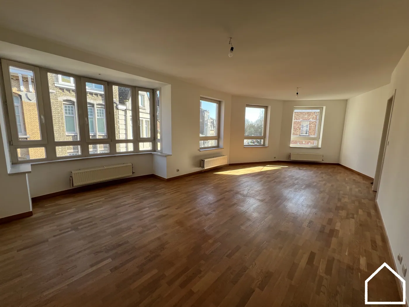 APPARTEMENT TE HUUR MET 2 SLAAPKAMERS EN TERRAS IN HET CENTRUM VAN IEPER - foto 3