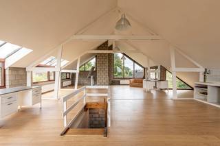<p><strong>Op een mooi perceel van ca. 1.350 m², zuidwest georiënteerd en met een prachtig uitzicht over de achterliggende velden, bevindt zich deze bijzonder degelijke villa op een fijne ligging tussen Turnhout en Baarle-Hertog met 3/4 slaapkamers, prachtige zolderverdieping en een energielabel C.<br /><br /></strong>Deze woning ademt het karakter van de jaren 70 en onderscheidt zich door haar authentieke architecturale details, eiken vloeren, typische metselwerkelementen en een bijzonder ruime indeling destijds ontworpen door de eigenaar. Met 3 à 4 slaapkamers, een volledige kelderverdieping die toegankelijk is met de wagen en een royale polyvalente bovenverdieping biedt deze woning bovendien tal van mogelijkheden.</p>
<p>Via de inkom bereikt u de gezellige leefruimte. De ruime woonkamer beschikt over een aangename zithoek op parket bij de haard en biedt uitzicht op de voortuin en de straat. De eetkamer vormt het centrale hart van de leefruimte en sluit mooi aan op zowel het salon als de keuken. De keuken kijkt uit over de tuin en is uitgerust met een ruim werkblad, ontbijthoek en de nodige toestellen. Aan de eettafel is het heerlijk vertoeven met het gezin of met gasten, terwijl het zicht op de groene omgeving voor een aangename sfeer zorgt.<br /><br /><span>Vanuit de woonkamer bereikt u de nachthal met drie volwaardige slaapkamers waarvan de twee ruimste kamers ingericht zijn met maatwerk kasten. Bijzonder veel daglicht op deze slaapkamers waardoor het aangenaam vertoeven is door het zicht op de achtertuin. De badkamer is ingericht met een ligbad, maatwerkkast, toilet en een wastafel. De doucheruimte is apart. Er is nog een extra toilet aanwezig in de nachthal.</span></p>
<p>Een bijzondere troef van deze villa bevindt zich op de bovenverdieping. Deze royale polyvalente ruimte van ca. 120m² geniet van indrukwekkende vergezichten over de omgeving en biedt uitzicht in alle windrichtingen. Ze kan naar eigen behoefte worden ingericht als hobbyruimte, bureau, atelier of worden opgedeeld in bijkomende slaapkamers. Er is makkelijk een extra badkamer te creëren gezien aan en afvoer voor water al voorzien zijn.</p>
<p>Ook de kelderverdieping is een absolute meerwaarde. Dankzij haar uitzonderlijke oppervlakte vindt u hier onder meer een logeerkamer, een grote hobby- of ontspanningsruimte en meer dan voldoende plaats voor één of meerdere wagens, fietsen en bijkomende berging. De kelder is rechtstreeks toegankelijk met de auto.</p>
<p>De combinatie van de solide bouwkwaliteit, het uitgesproken karakter, de royale volumes en de prachtige ligging met zicht over de velden maakt van deze villa een eigendom met bijzonder veel potentieel. Prachtige toegankelijk tuin met oprit tot ondergrondse garage, een tuinserre en siertuin met gazon en boomgaard met verschillende fruitbomen.</p>
<p>Bijzonderheden:</p>
<ul>
<li>Prachtig perceel, destijds 2 bouwpercelen uitkijkend over weiland</li>
<li>Kleuter en lagere school op fietsafstand</li>
<li>Boververdieping volledig naar wens in te richten</li>
<li>Energielabel C.</li>
</ul>
