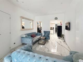 Instapklare gezinswoning met 3 slaapkamers, diepe tuin en oprit.Deze instapklare gezinswoning biedt een aangename combinatie van comfort, ruimte en...