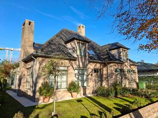 Deze prachtige villa is gelegen in een residentiële omgeving met vlotte verbinding naar de Brugse binnenstad, de autosnelweg, het station,.......