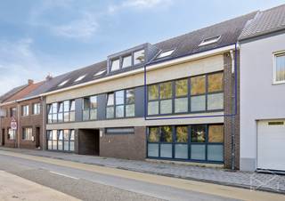 <strong>Appartement met 2 slaapkamers te koop in Ham</strong><br /><br />In de Zandstraat, in het centrum van Kwaadmechelen (Ham), vinden we dit leuke appartement. Winkels, scholen, horeca én openbaar vervoer zijn vlot bereikbaar. De oprit van de E313 bevindt zich op slechts enkele minuutjes rijden.<br /><br />Het appartement werd volledig gerenoveerd in 2019-2020. We betreden het appartement via de inkomhal met apart gastentoilet (1,04m²). Vanuit de inkomhal (5,67m²) komen we binnen in de ruime leefruimte met open keuken (24,1m²). De grote ramen vallen hier meteen op, deze zorgen voor veel natuurlijke lichtinval in deze ruimte. De keuken is voorzien van een spoelbak, elektrisch vuur, een oven en frigo. <br /><br />Verder bevinden zich aan de achterzijde van het appartement twee ruime slaapkamers (8,64m² en 13,82m²) en de badkamer. De badkamer (4,12m²) werd recent (2026) nog vernieuwd met een nieuwe douche en lavabo.<br /><br />De centrale verwarming gebeurt via radiatoren op aardgas (condenserende ketel) en de ramen zijn voorzien van HR-beglazing (PVC). De berekende energiescore bedraagt 132 kWh/m²jaar wat resulteert in een energielabel B.<br /><br />Verder is er nog een mogelijkheid tot het bij aankopen van een garagebox voor een bedrag van 15.000,00 euro.<br /><br />Spreekt dit leuke appartement jou aan? Contacteer ons via info@bosmanvastgoed.be voor meer info of een bezoek ter plaatse. Wij helpen je graag verder!