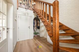 In een autoluwe woonwijk op korte afstand van Schoten centrum en gelegen nabij uitvalswegen bieden wij deze gerenoveerde villa.De woning is afgewerkt...