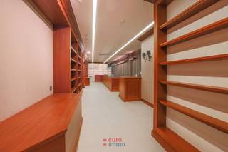 Vous rêvez d'ouvrir votre propre boutique dans la rue commerçante ? Voici votre chance !Comme vous pouvez le constater, ce local commercial bénéficie...