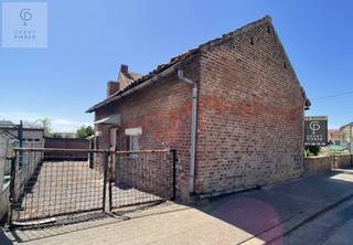 Deze te renoveren woning te Gingelom is gelegen op een mooi perceel van 8are75ca. <br /><br />De gelijkvloerse verdieping kan dienst doen als leefruimte terwijl de ruime zolderverdieping kan worden omgevormd tot slaapvertrekken.<br />De woning heeft uiteraard wat liefde nodig, maar kan zeker aangepakt worden. Men beschikt over een bruikbare oppervlakte van 185m² <br /><br />Ben je op zoek naar een renovatieproject dat betaalbaar is, kom dan zeker een kijkje nemen naar dit pand.