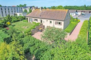 Ruime alleenstaande woning met grote tuin nabij centrum Diksmuide op 1681 m².De woning is ideaal voor wie op zoek is naar ruimte en verzichten, maar...