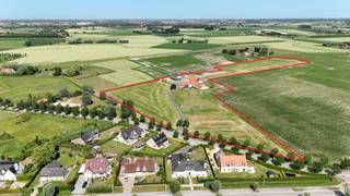 Exclusief te koop: een schitterend gelegen hoeve met bijgebouwen op een idyllische locatie te Knokke-Heist, volledig omgeven door weilanden. Een eigendom op bijna vijf hectare grond bestaande uit een alleenstaande woning, meerdere bijgebouwen, een bureelruimte, twee garages, een wellness, een groot stalgebouw met meerdere paardenboxen en een hoge veldschuur/opslagplaats.<br /> <br />Omgeven door weilanden en temidden in het groen. Werkelijk prachtig.<br />Ook vanuit het hoofdhuis kunt u genieten van mooie open zichten op de omliggende velden.<br /><br />Via een private oprijlaan is het mooi toekomen op deze grote eigendom. Het hoofdhuis betreft een alleenstaande en verzorgde woning/villa met +/- 4 slaapkamers. Naast het huis is er mooie bureelruimte en 2 aanpalende garages. Verder op deze eigendom nog een losstaand bijhuis met 3 slaapkamers (op heden ingericht als vakantiewoning), een groot stalgebouw, een hoge veldschuur en een gedraineerde piste voor de paarden. <br /> <br />Een zeldzaam aanbod op grondgebied Knokke-Heist. <br />Een absolute buitenkans voor paardenliefhebbers.<br /> <br />Meer informatie of een bezoek enkel via Willem Cauwels op tel. 050/89.27.70.