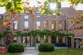 Prachtig gerenoveerde herenwoning bestaande uit: Imposante inkomhal of garage (vroeger koetshuis, laadpaal aanwezig), rechts van de inkomhal een ontvangstruimte/mancave of kantoor, nieuwe lichtrijke keuken met eetplaats, living of polyvalente ruimte met hoge plafonds, 5 slaapkamers, 2 badkamers, zolder (extra kamers), verschillende kelders, mooie grote stadstuin met oude bomen. De woning werd voor 90% vernieuwd (EPC 120) met respect voor de authenticiteit, nl.  nieuwe ramen, vernieuwde elektriciteit en leidingen, nieuw dak met zonnepanelen, isolatie... Zeer geschikt voor mensen die ruimte en comfort zoeken (combinatie wonen/werk, nieuw samengestelde gezinnen, co-housing, horeca...). Veel parkeergelegenheid voor de deur. Aarzel niet ons te contacteren voor een vrijblijvend bezoek.