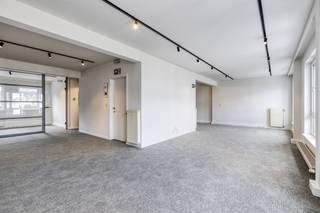 Kantoorruimte van ca. 216 m² te huur in het centrum van Kortrijk. Het kantoor is gelegen in de nabijheid van diverse invalswegen,...