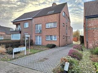 Appartement op de eerste verdieping bestaande uit: leefruimte, ingerichte open keuken, nachthal, apart toilet, 2 slaapkamers, badkamer met wastafel en ligbad, wasplaats en garage.<br /><br />Rustig gelegen te Geel-Larum.<br /><br />Huurprijs = € 775/m. (geen extra algemene kosten)<br /><br />Contacteer ons kantoor voor meer info of een bezoek ter plaatse via 0471/605.314 of mail info@immo-b.be!