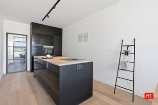 In het centrum van Beselare vind je deze <strong>drie stijlvolle nieuwbouwwoningen</strong>, op wandelafstand van school en voorzieningen, met vlotte verbinding via de A19. Hoewel centraal gelegen, woon je hier in alle rust en privacy.<br /><br />De woningen bieden een ruime indeling met <strong>4 volwaardige slaapkamers, extra zolderruimte</strong> en veel licht dankzij grote raampartijen. Elke woning beschikt over een garage, berging en Zuidgerichte tuin.<br /><br /><strong>Indeling van het pand</strong>
<ul>
<li>Gelijkvloers: inkomhal met gastentoilet en op maat gemaakte kasten, lichtrijke woon- en eetkamer met keuken, berging en garage</li>
<li>1ste verdieping: nachthal, 3 slaapkamers, apart toilet, badkamer met inloopdouche en dubbele wastafel. </li>
<li>2de verdieping: 1 slaapkamer en zolderruimte</li>
</ul>
<br /><strong>Prijzen</strong>
<ul>
<li>A: 265,77 m² – €397.500 (rechtse woning)</li>
<li><strong>IN OPTIE </strong>- B: 255,11 m² – €392.500 (middelste woning)</li>
<li>C: 212,26 m² – €387.500 (linkse woning)</li>
</ul>
<br />Benieuwd naar de indeling? Check zeker onderstaande <strong>video</strong>. <br />Link: https://youtube.com/shorts/n9KLKNha9CI?feature=share<br /><br />Meer informatie of een vrijblijvend bezoek? <br />Eden 0470 43 78 21 of mail info@minthus.be<br />Contacteer Minthus op 057 468 333 of mail info@minthus.be