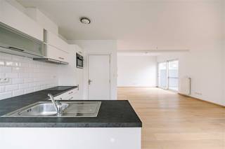 Sint-Niklaas  -  Bent u op zoek naar een stijlvol en instapklaar appartement met een prachtig terras op een toplocatie? Dit gelijkvloerse...
