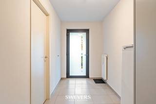 Voor meer info en foto’s, surf naar www.swevers.be – In het centrum van Heusden-Zolder bevindt zich deze functionele serviceflat uit 2012, perfect voor wie comfort en zelfstandigheid wil combineren. De flat is onderdeel van een gebouw speciaal voor assistentiewoningen en biedt een rustige, toegankelijke woonomgeving. Met een private staanplaats, lift en uitstekende bereikbaarheid – bushalte op 20 meter, winkels op 1,5 km en ziekenhuis op 3 km is gemak gegarandeerd.<br />Binnenin zorgt een doordachte indeling voor optimaal comfort: een rechthoekige leefruimte van 21 m² met veel natuurlijk licht dankzij het westgericht terras, een efficiënte open keuken (12 m²), een functionele badkamer met douche en een slaapkamer van 13,6 m² aan de rustige achterzijde. Het terras vormt een extra troef met zicht op de namiddagzon. Ideaal voor wie zelfstandig wil wonen met ondersteuning binnen handbereik.<br />Voor meer informatie, bel 011 255 155. Bron bewoonbare oppervlakte: EPC – verslag.