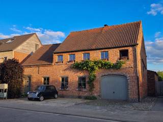 Te koop: karaktervolle vrijstaande woning met sfeervolle tuin, 2 garages en mogelijkheid voor praktijkruimte.Wij presenteren deze smaakvol...