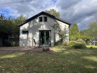 Deze chalet is zeer rustig gelegen temidden van een oase van groen in het landelijke Herselt.<br /><br />De chalet is zeer gezellig ingericht en bestaat uit een living, geïntegreerde keuken, badkamer met douche, lavabo, toilet en ruimte voor wasmachine en droogkast. Boven bevindt zich een ruime slaapkamer.<br /><br />Ontdek deze chalet reeds via onze foto's.<br />Ga hiervoor naar www.dplusvastgoed.be en klik op de detailpagina van de woning.<br /><br />Voor een bezoek of meer info BEL: 0475 59 90 00 of mail naar Yves@dplusvastgoed.be