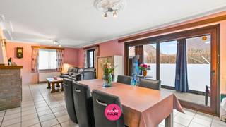 Deze vrijstaande woning bevindt zich op een zuidgericht perceel van 550 m² in Mopertingen, een gezellige deelgemeente van Bilzen. Met de oprit van de autosnelweg, scholen en openbaar vervoer in de nabije omgeving is het hier aangenaam wonen. Er is een vlotte bereikbaarheid naar het centrum van Bilzen, Genk én Maastricht. Bovendien bevindt de woning zich in een doodlopende straat in een rustige woonwijk.<br /><br />Er is circa 170 m² woonoppervlakte ingedeeld als volgt:<br /><br />De inkomhal met afzonderlijk gastentoilet geeft uit op de woonvertrekken. De leefruimte van 38 m² geeft uit op de lichtrijke veranda en de keuken. Naast de keuken is er een praktische berging met aansluiting voor de wasmachine. Van hieruit heb je tevens toegang tot de tuin De tuin is eenvoudig te onderhouden en voorzien van een overkapping. <br /><br />Verder is er een inpandige garage met ruimte voor één wagen, met automatische sectionaalpoort. <br /><br />De badkamer is voorzien van een ligbad, een douche en een dubbele wasbak. Verder zijn er drie slaapkamers van 14, 11 en 9 m².<br /><br />De zolder op de eerste etage is bereikbaar via een vaste, betonnen trap. Deze royale ruimte is perfect voor het creëren van extra slaapkamers of woonruimte. <br /><br />Op kelderniveau bevindt zich een praktische opbergkelder van 40 m².<br /><br />Extra troeven:<br /><br />- Al het woonplezier (170 m²) gelijkvloers<br />- Drie slaapkamers & mogelijkheid tot uitbreiding<br />- Zuidgericht perceel van 550 m²<br />- Toplocatie vlakbij omliggende steden zoals Bilzen & Maastricht<br />- Doodlopende straat in rustige woonwijk<br /><br />Benieuwd naar deze vrijstaande woning met veel potentieel? Laat het ons weten via 089 390 990 of info@immofair.be en plan een bezichtiging.