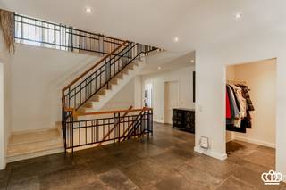 <p><span>Residentieel gelegen villa op een privacyrijk perceel van 2.672 m², tegenover een natuurgebied en nabij het centrum van Heide-Kalmthout, met o.a. een ruime en lichtrijke leefruimte, leefkeuken, vijf royale slaapkamers, drie ingerichte badkamers en een wellnessruimte met binnenzwembad en sauna.  </span></p><p><span>INDELING</span></p><p><span>Gelijkvloers</span></p><p><span>U betreedt de woning via een ruime inkomhal op natuurstenen vloer, voorzien van een gastentoilet met handenwasser en een vestiaire. Deze hal geeft toegang tot de royale en lichtrijke leefruimte op parketvloer, onderverdeeld in een tv-hoek, een zithoek met erker en gashaard en een eetruimte.</span></p><p><span>Aansluitend bevindt zich de volledig uitgeruste leefkeuken met alle hedendaagse toestellen, waaronder een combi-oven, microgolf, inductievuur met ingebouwde dampkap, spoelbak met Quooker-kraan, een grote koelkast, een vriezer en een vaatwasser. De ontbijthoek biedt directe toegang tot het overdekte terras met uitzicht op de prachtig aangelegde tuin.</span></p><p><span>Daarnaast beschikt het gelijkvloers over een masterbedroom op laminaatvloer met aansluitend een dressing en een ingerichte badkamer. Deze is uitgerust met een inloopdouche voorzien van een infrarood Sunshower, een ligbad, dubbele wastafel, toilet en handdoekenradiator.</span></p><p><span>Ten slotte is er nog een dubbele inpandige garage met automatische poort, waar zich eveneens de aansluitingen voor wasmachine en droogkast bevinden.</span></p><p><span> </span></p><p><span>Eerste</span><span> </span><span>verdieping</span></p><p><span>Via de royale trap met vide bereikt u de nachthal, waar zich een apart toilet en een bergkast bevinden. Bovendien heeft u toegang tot een knus balkon. Op deze verdieping bevinden zich vier zeer ruime slaapkamers en een tweede badkamer, ingericht met een douche, ligbad, wastafel, toilet en handdoekenradiator.</span></p><p><span> </span></p><p><span>Zolder</span></p><p><span>Via een vlizotrap heeft u toegang tot de bergzolder.</span></p><p><span> </span></p><p><span>Kelder</span></p><p><span>Middels de centrale trappartij bereikt u de kelder, opgedeeld in drie compartimenten: een bergruimte, een technische ruimte en een ontspanningsruimte. Deze laatste is uitgerust met een zwembad (4 m x 9 m) met jetstream, een traditionele sauna en een badkamer voorzien van een douche, wastafel en toilet. Via een schuifdeur heeft u toegang tot een aangenaam omsloten terras.</span></p><p><span> </span></p><p><span>Tuin</span></p><p><span>De woning is gelegen op een volledig omheind perceel van ca. 2.650 m². De prachtig aangelegde tuin die volledige privacy biedt en veel zoninval geniet, is voorzien van een irrigatiesysteem en meerdere vijverpartijen, die bijdragen aan een rustgevende en groene leefomgeving.</span></p><p><span>Bijzonderheden</span><span><br />-Charmante villa in klassieke/tijdloze stijl <br />-Recent gemoderniseerd o.a. keuken, badkamers, vloeren, …. <br />-Verrassend ruim<br />-Volledige privacy <br />-Fraai aangelegde en goed onderhouden tuin met veel zoninval<br />-Zuid-west georiënteerd<br />-Goed beveiligd<br />-Binnenzwembad en sauna in de kelder met buitenterras<br />-Rustig in het groen gelegen, tegenover natuurgebied en nabij dorpscentrum (scholen, winkels en  openbaar vervoer). <br />-Elektrische keuring is conform.<br />-Geen asbest</span></p><p><span> </span></p>