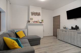 In een levendige en centrale omgeving in Roeselare vinden we deze instapklare en charmante tussenwoning terug, ideaal voor wie op zoek is naar een comfortabele woning met een praktische indeling en een uitstekende bereikbaarheid. De woning beschikt over twee volwaardige slaapkamers, twee badkamers en een gezellige westgerichte binnenkoer. Dankzij de gunstige ligging nabij winkels, openbaar vervoer en de E403 geniet u hier van een perfecte combinatie tussen bereikbaarheid en wooncomfort.<br /><br /><strong>Ligging</strong>: De woning is centraal gelegen in Roeselare, in een omgeving met een mix van wonen, handel en bedrijvigheid. U bevindt zich op wandelafstand van het station, winkels, scholen en horeca. Dankzij de nabijheid van de E403 geniet u van een vlotte verbinding richting Brugge, Kortrijk en omliggende steden.<br /><br /><strong>Indeling van de woning:</strong><br /><u>Gelijkvloers</u>: Via de inkomhal komt u de woning binnen, die toegang biedt tot een bureauruimte aan de voorzijde, ideaal als thuiswerkplek of hobbyruimte. Verder betreedt u de woonkamer met een aparte opbergruimte. Aansluitend bevindt zich de afzonderlijke keuken, die uitgeeft op de gezellige westgerichte binnenkoer. Op het gelijkvloers bevindt zich eveneens de badkamer, uitgerust met een douche, lavabomeubel en toilet.<br /><u>Eerste verdieping</u>: Op de eerste verdieping bevindt zich de nachthal die toegang biedt tot twee slaapkamers. Eén van de slaapkamers beschikt over een tweede badkamer met douche, lavabomeubel en toilet.<br /><u>Zolderverdieping</u>: Via de tweede slaapkamer bereikt u de zolderruimte, toegankelijk via een vaste trap. Deze ruimte kan perfect ingericht worden als derde slaapkamer, hobbyruimte of extra bergruimte.<br /><u>Buitenruimte</u>: De woning beschikt over een gezellige westgerichte binnenkoer waar u in alle rust kan genieten van de namiddag en avondzon.<br /><br /><strong>Technische eigenschappen: </strong>
<ul>
	<li>Conforme elektrische installatie.</li>
	<li>Energiezuinig met EPC label C.</li>
	<li>Dak en muren voorzien van isolatie.</li>
	<li>Vernieuwde keuken met hedendaags comfort. </li>
</ul>
<strong>Troeven:</strong>

<ul>
	<li>Instapklare woning. </li>
	<li>Twee badkamers voor extra comfort. </li>
	<li>Vaste trap naar zolder met uitbreidingsmogelijkheden en mogelijkheid tot derde slaapkamer. </li>
	<li>Voldoende opbergruimte in de woning.</li>
	<li>Centrale ligging dichtbij winkels, station, scholen en horeca. </li>
	<li>Uitstekende bereikbaarheid nabij E403 en openbaar vervoer. </li>
</ul>
<strong>Interesse? </strong>Contacteer ons voor meer informatie of plan een vrijblijvend bezoek via 051/201.400 of info@dicasa.be.
