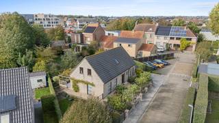 Instapklare gezinswoning met 4 slaapkamers te koop in VeurneIndeling: Bij het binnenkomen van de woning kom je in de inkomhal die toegang geeft tot...