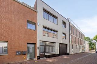 Het perceel is 209 m² groot en is volledig bebouwd.Wonen doe je op de verdieping waardoor je van voldoende privacy geniet, en dat midden in het stadscentrum. Algemeen:- Verwarming via stookolie- Combinatie van PVC en aluminium ramen, dubbele beglazing- EPC: 257 kWh/m²Indeling:Gelijkvloers:- inkomhal- bureelruimte (ideaal voor wonen-werken aan huis!)- riante garageVerdieping +1:- hal- vernieuwde, ingerichte keuken- woonkamer met eetkamer- vernieuwde badkamer met inloopdouche en toilet- veranda- berging- dakterras, oostelijke oriëntatieVerdieping +2:- nachthal- 3 ruime slaapkamers- badkamerBestuursmaatregelen in het maatregelenregister: nee