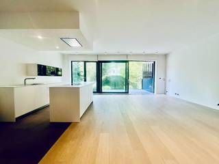 Situé au premier étage d'une résidence de standing, cet élégant appartement offre une superficie habitable d'environ 125 m² (selon le certificat PEB). Son agencement allie confort et fonctionnalité avec un vaste hall d'entrée comprenant un vestiaire et des toilettes invités. Le lumineux séjour s'ouvre sur une cuisine ouverte haut de gamme BULTHAUP et donne accès à une agréable terrasse d'environ 18 m².<br /><br />L'appartement dispose également d'une buanderie séparée. La suite parentale (env. 16 m²) comprend un dressing ainsi qu'une salle de bains attenante. Une seconde chambre bénéficie de sa propre salle de douche.<br /><br />La provision mensuelle pour les charges communes s'élève à 250 €.<br /><br />Parmi les nombreux atouts de ce bien figurent les placards intégrés, les rideaux inclus, l'excellente performance énergétique (PEB), une cave privative, un local commun pour vélos et poussettes ainsi qu'un local à déchets. Un emplacement de parking est disponible en option.