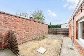 Op een strategische en gegeerde ligging in Zwijnaarde vinden we deze gezinswoning met een mooi volume, een aangename gevelbreedte en heel wat potentieel. De woning is toe aan een grondige renovatie, maar biedt tegelijk een uitstekende basis voor wie op zoek is naar een renovatieproject met mogelijkheden.<br /><br />De ligging is zonder meer een belangrijke troef. Van hieruit bereik je het centrum van Gent vlot met de fiets, tram en bus, terwijl ook het Technologiepark van Zwijnaarde en de belangrijkste invalswegen snel bereikbaar zijn. Een ideale uitvalsbasis voor wie de nabijheid van Gent wil combineren met een vlotte bereikbaarheid.<br /><br />Op het gelijkvloers beschikt de woning over een inkomhal, een toilet, een garage die eerder smal is maar bijzonder praktisch kan worden benut voor fietsen, bakfietsen, materiaal en als rechtstreekse doorgang naar de tuin. Verder is er een afzonderlijke keuken die via dubbele deuren in verbinding staat met de leefruimte. Achteraan bevindt zich bovendien een handige buitenberging.<br /><br />De eerste verdieping omvat drie slaapkamers en een badkamer met douche, lavabo en toilet.<br /><br />Een bijzonder interessante troef is de ruime zolderverdieping, die bereikbaar is via een vaste trap en nog volledig naar eigen wens kan worden ingericht. Deze ruimte biedt dan ook extra mogelijkheden voor bijvoorbeeld een bijkomende slaapkamer, bureau, hobbyruimte of polyvalente ruimte, afhankelijk van de gewenste indeling en de geldende voorschriften.<br /><br />Achteraan geniet de woning van een zuidwestgerichte tuin, een aangename buitenruimte die met de nodige aandacht opnieuw tot een bijzonder fijne plek kan worden ingericht.<br /><br />Richtprijs: € 300.000