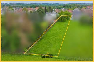 Immo Van Middelem vous propose ce terrain à bâtir de +/- 14a37ca, idéalement situé idéalement situé à proximité immédiate de toutes les facilités...