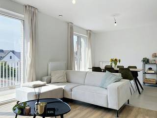 De snelste manier om een bezoek te brengen aan dit appartement? Vraag je bezoek aan via de rode knop op onze website (www.dewaele.com) en je wordt gecontacteerd door één van onze verhuurexperten. <br /><br />Instapklaar appartement met 2 slaapkamers, autostaanplaats en zonnig terras nabij het centrum van Rumbeke.<br /><br />Het appartement heeft volgende indeling:<br />- Inkom met apart toilet<br />- Lichtrijke leefruimte <br />- Open keuken voorzien van kookplaat met dampkap, spoelbak, oven, frigo en vaatwas<br />- 2 slaapkamers <br />- Badkamer voorzien van lavabo in meubel en inloopdouche<br />- Zonnig terras<br /><br />Specifieke kenmerken:<br />- Instapklaar en lichtrijk <br />- Laag energieverbruik<br />- Ruim en zonnig terras<br />- Lift aanwezig in het gebouw<br />- Centrale ligging op wandelafstand van winkels, scholen, openbaar vervoer, het centrum van Rumbeke,...<br /><br />Autostaanplaats verplicht bij te huren: 50,00 euro/maand.<br /><br />Ben jij geïnteresseerd in dit appartement te huur in Rumbeke? Aarzel dan niet ons te contacteren.