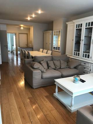 Charmant appartement met een uitzonderlijk groot terras!Omvat 2 slaapkamers, open keuken, woonkamer met eetplaats, afzonderlijke toilet, luxueuze...