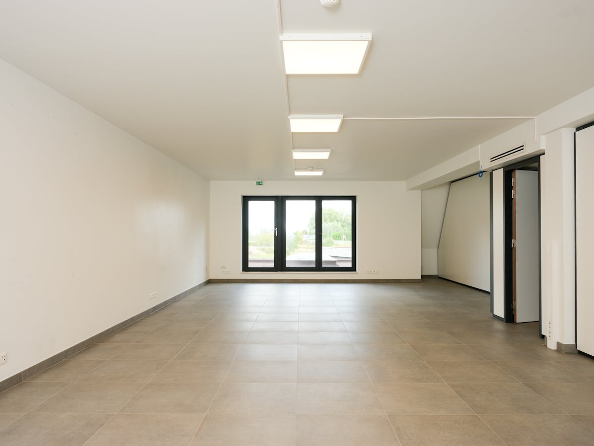 Uitstekend gelegen kantoren (85 m²-778 m²) te huur in Eeklo - foto 1