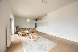 Op een toplocatie op het Eilandje vinden we dit modern en instapklaar 3 slpk appartement met terras en prachtig uitzicht over het Kempisch Dok.<br /><br /><strong>Ligging:</strong><br />Het appartement is gelegen op het populaire Eilandje, op wandelafstand van het MAS, gezellige restaurants, cafés, winkels en openbaar vervoer. Ook het centrum van Antwerpen is vlot bereikbaar.<br /><br /><strong>Indeling:</strong><br />Via de ruime inkomhal heeft u toegang tot de 3 slpks, een eerste badkamer met inloopdouche, een aparte berging, een apart toilet en de leefruimte.<br />De master bedroom beschikt over een eigen badkamer, voorzien van een badkamermeubel met dubbele lavabo en ligbad.<br />Verder beschikt het appartement over een ruime en lichtrijke woonkamer met open, volledig geïnstalleerde keuken. De keuken is voorzien van alle nodige toestellen en biedt voldoende werk- en opbergruimte.<br />Vanuit de leefruimte heeft u toegang tot het terras van ca. 5 m², waar u geniet van een prachtig panoramisch uitzicht over het Kempisch Dok.<br /><br />Bij het appartement hoort een ondergrondse autostaanplaats aan €100/maand. Daarnaast is er een beveiligde fietsenstalling aanwezig.<br />Gemeenschappelijke kosten €125 en provisie €125 (water + verwarming)<br /><br />BEZOEKDAG 25/9 van 17u-19u<br /><br /><strong>Troeven:</strong><br />Toplocatie op het Eilandje<br />3 slpks en 2 badkamers<br />Terras met uitzicht over het Kempisch Dok<br />Volledig geïnstalleerd en instapklaar<br />Zeer energiezuinig (BEN)<br />Ondergrondse autostaanplaats<br />Beveiligde fietsenstalling<br /><br /><span>Benieuwd naar meer? Neem contact op voor een bezichtiging via 03 225 00 68 of mail naar info@wellimmo.net</span>