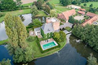 Welkom bij het prachtige Kasteel van Wijer, gelegen op de grens van Stevoort en Wijer, omringd door 2,6 hectare aan natuur. Dit kasteel heeft...