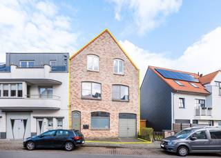 In het hart van De Haan, rustig gelegen en toch op enkele minuten van zee, bevindt zich deze karaktervolle woning die veel meer is dan een...