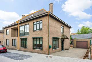 Voor meer info en foto’s, surf naar www.swevers.be – Op een centrale ligging in Tongeren bevindt zich deze verrassend ruime en...